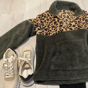 Pullover Leopard sherpa. Worn few time size s/m